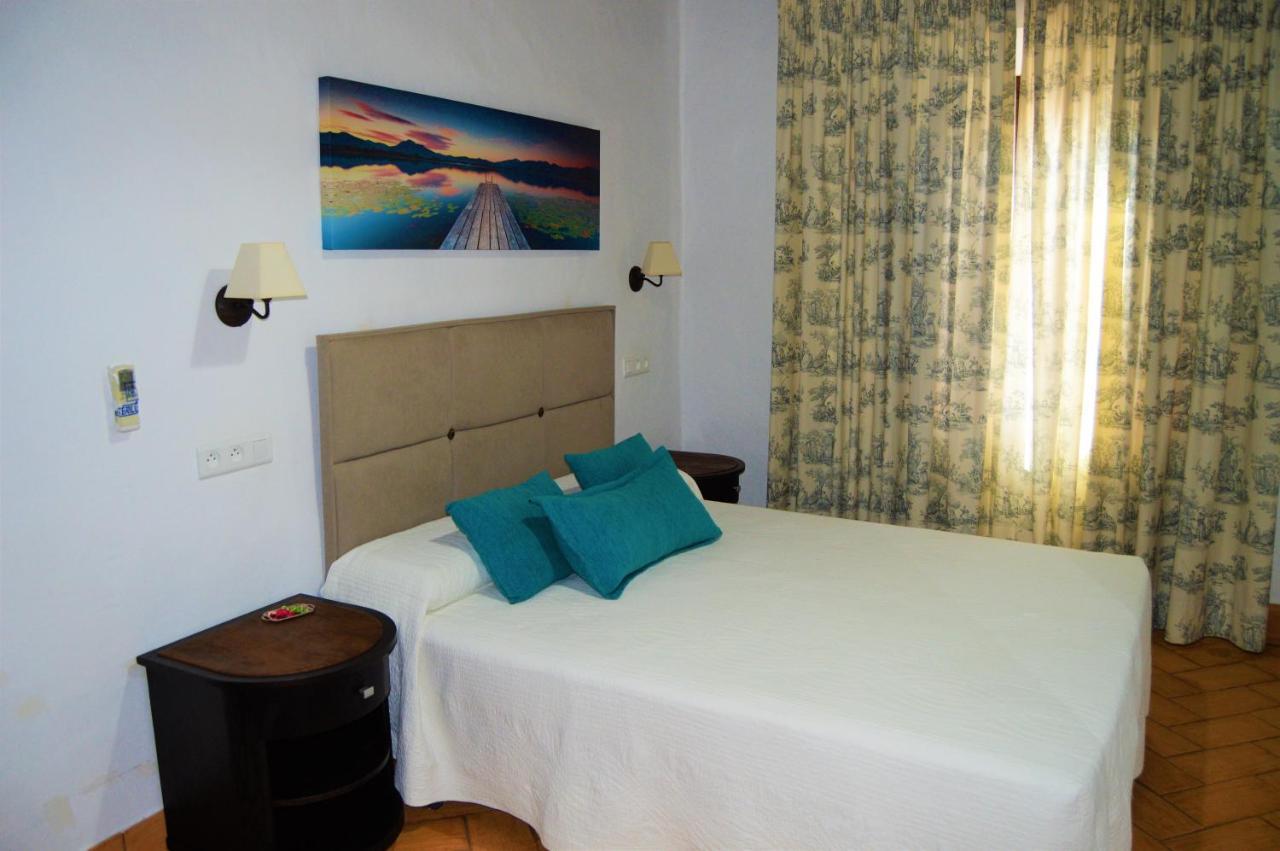 Apartamentos Turisticos - Hostal Los Alisos Aliseda Εξωτερικό φωτογραφία