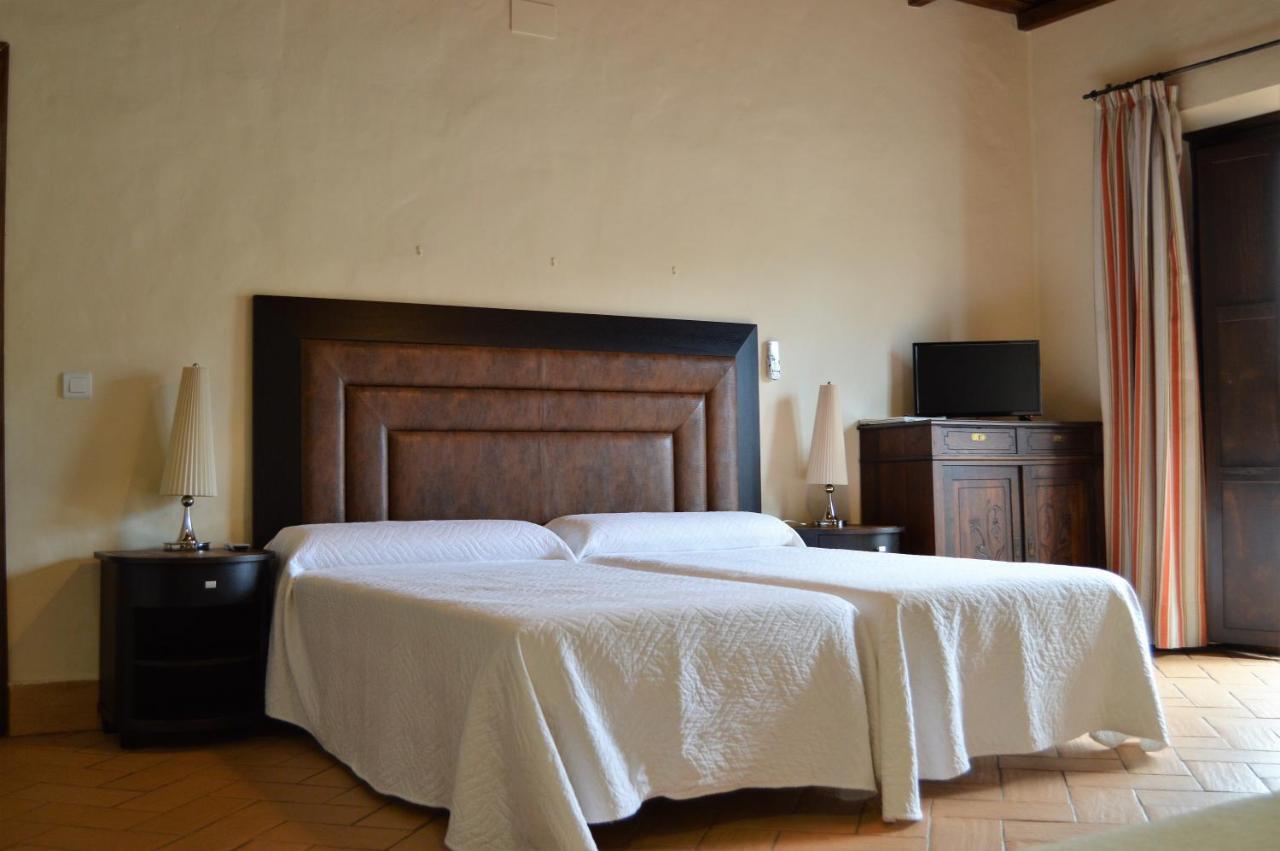 Apartamentos Turisticos - Hostal Los Alisos Aliseda Εξωτερικό φωτογραφία