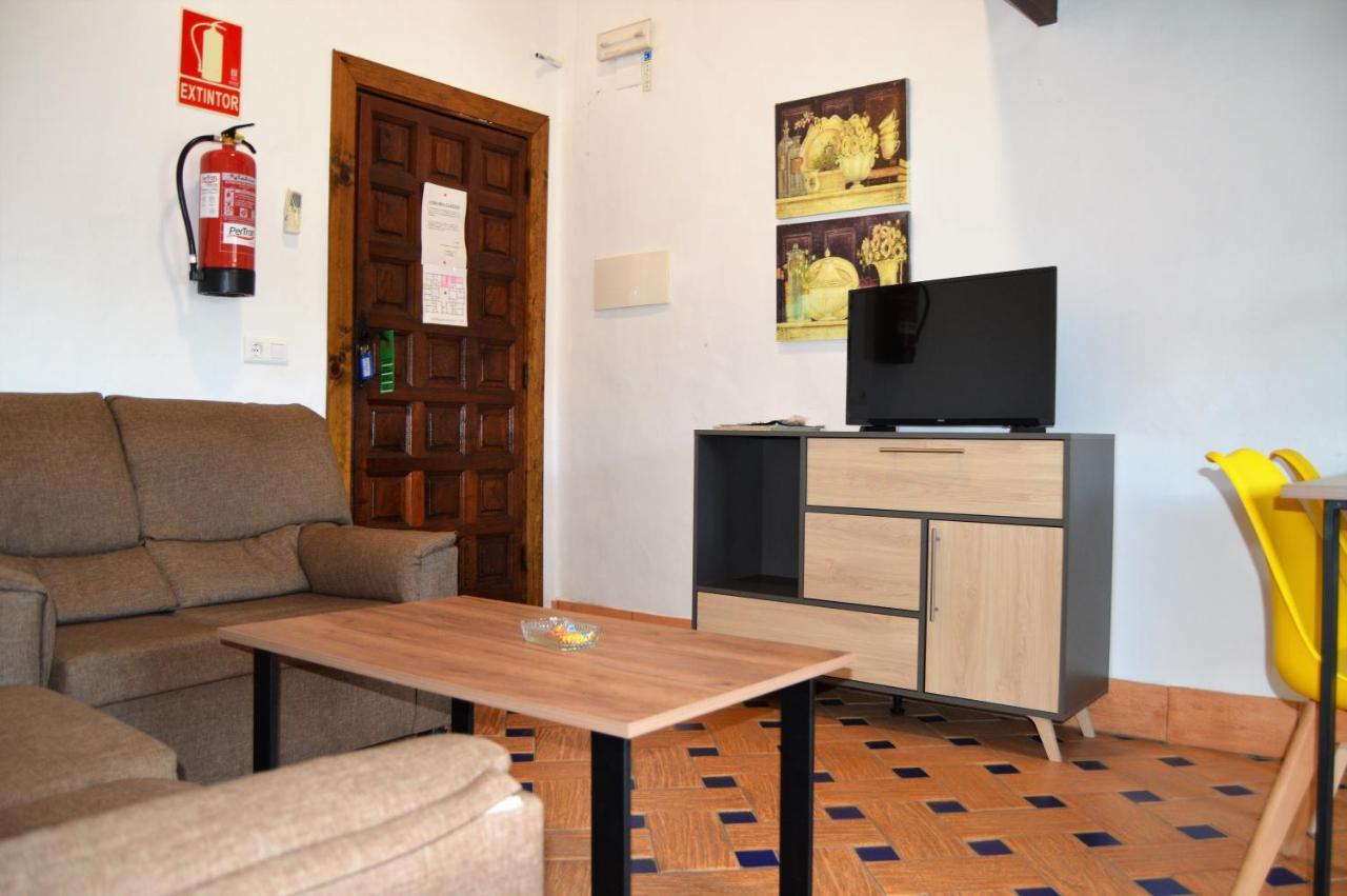 Apartamentos Turisticos - Hostal Los Alisos Aliseda Εξωτερικό φωτογραφία